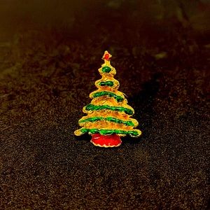 Gold tone Christmas tree button clasp. Never used.